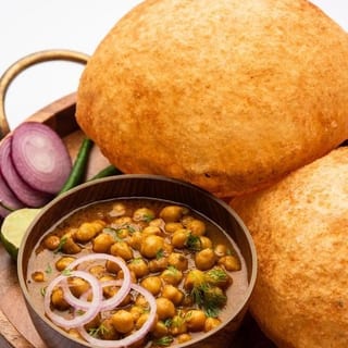 Cholay Bhature (2)